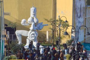 Genova, nuova collocazione per la "scultura scenografica" di Lele Luzzati: posizionata nei giardini a lui dedicati 