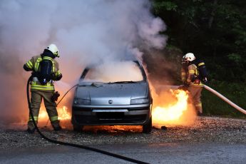 Genova, due auto in fiamme a Bolzaneto: indagini in corso per verificare le cause