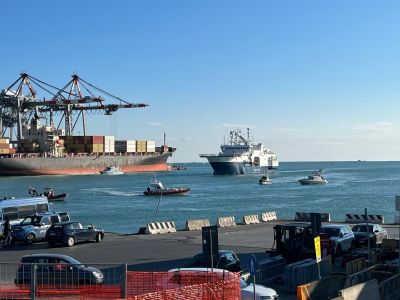 La Spezia, la nave umanitaria Geo Barents attracca al porto: operazioni di sbarco proseguiranno domenica