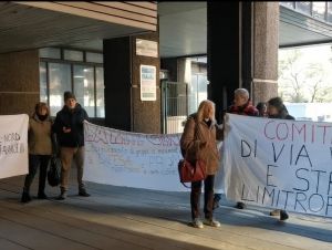 Genova, davanti al consiglio regionale la protesta dei comitati contrari ai nuovi forni crematori a Staglieno