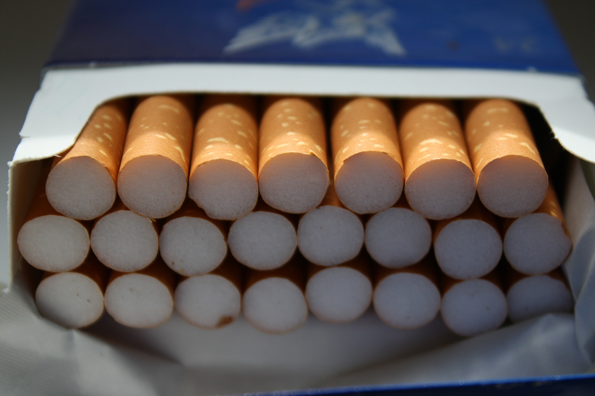 Genova, sigarette di contrabbando tra alimenti arrivati dalla Tunisia: sei arresti