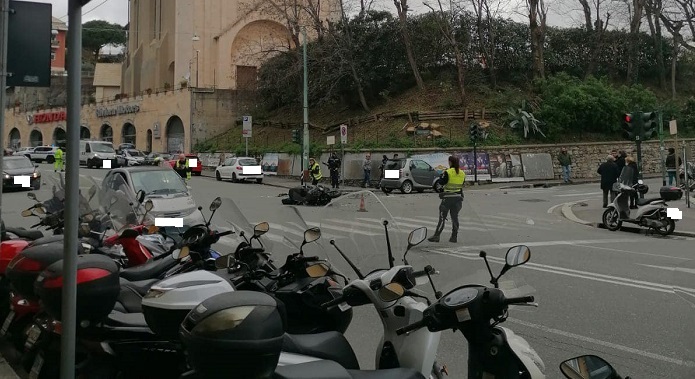 Genova, incidente stradale in via Gobetti: grave motociclista 