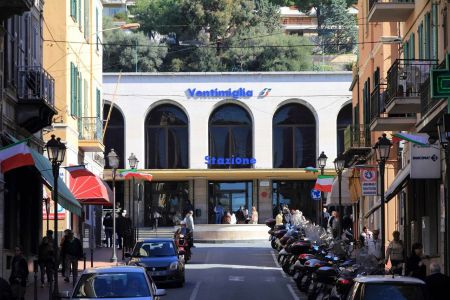 Ventimiglia, scoperti sei migranti in un treno merci fermo in stazione