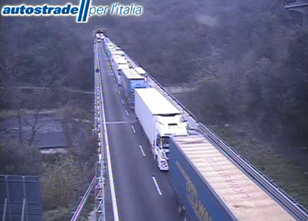 Arenzano, camion perde il carico di olive: traffico bloccato in A10 verso Genova, fino a 10 km di coda