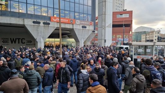Sampdoria, centinaia di tifosi blucerchiati alla manifestazione davanti alla sede della Erg