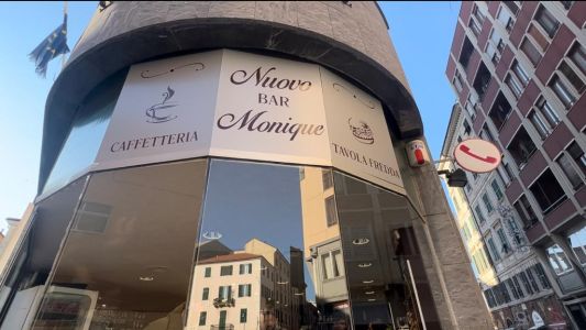 Savona, vandalizzato un bar del centro: danni da 4 mila euro. Il titolare: "Situazione un po' particolare in città"