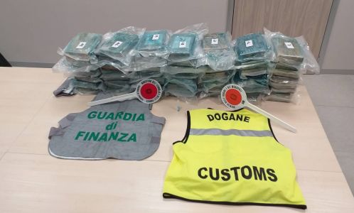 Vado Ligure, scovati 60 kg di cocaina in un container di banane: arrestato un 37enne