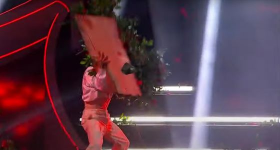 Sanremo 2023: Blanco distrugge le rose sul palco e le altre gif