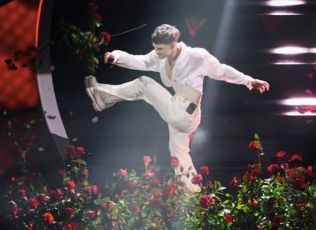 Festival di Sanremo, Toti e Piana criticano i calci ai fiori di Blanco: "Brutto gesto"