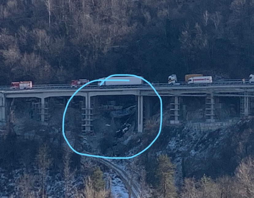 Torino-Savona, camion cade da un viadotto sulla A6: gravemente ferito l'autista