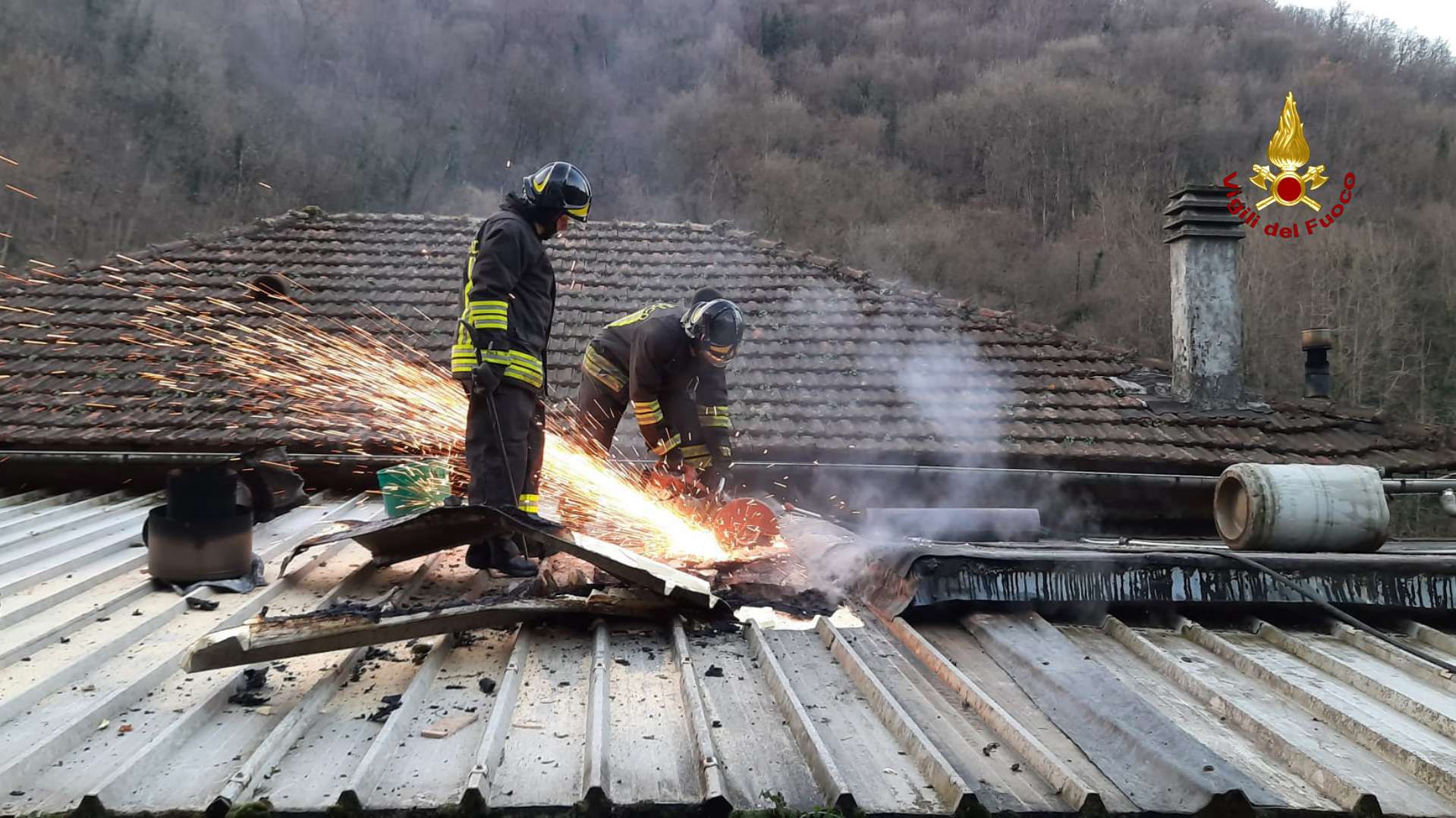 Genova, in fiamme il tetto di un'abitazione a Gazzolo: intervengono i Vigili del Fuoco
