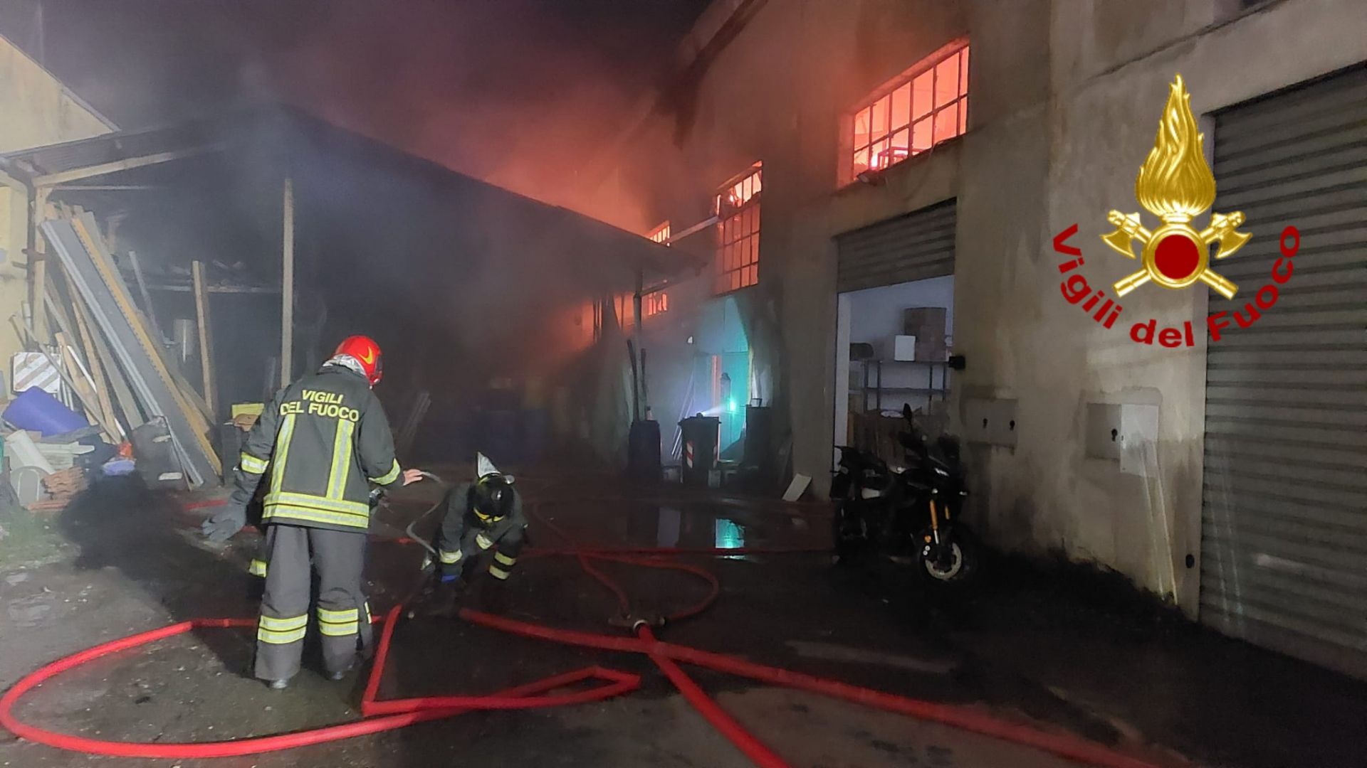 Genova, incendio in un capannone di Busalla: intervento dei Vigili del Fuoco fino all'alba