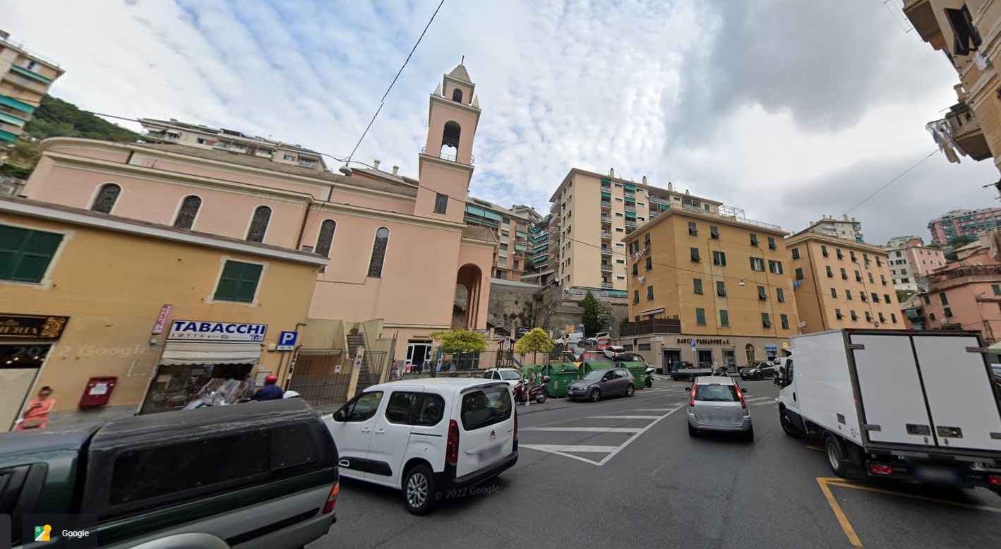 Genova, 53enne chiede a un giovane di fare meno chiasso in strada e viene presa a pugni