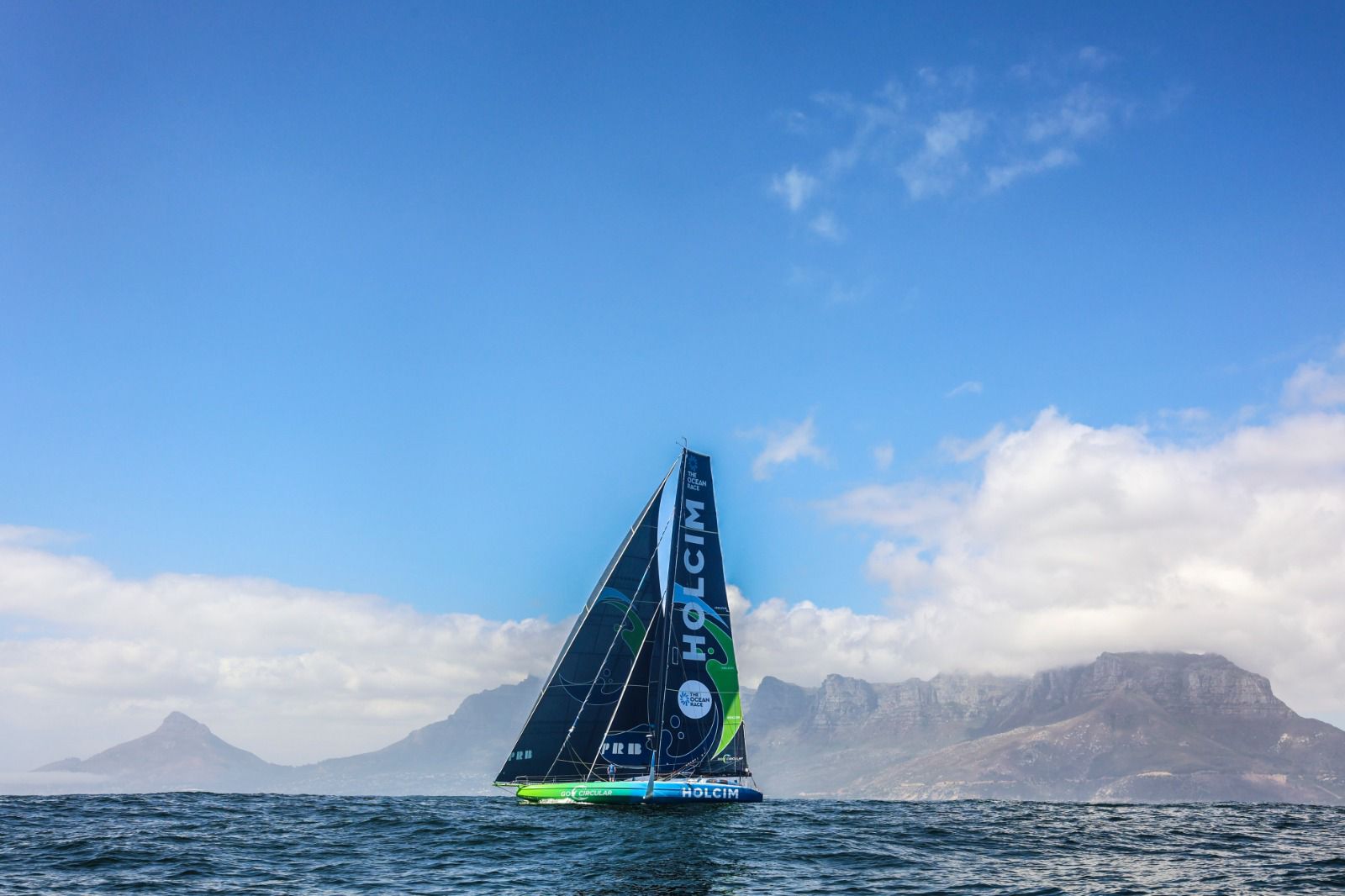 The Ocean Race, raggiunta Cape Town: Team Holcim (Svizzera) taglia per primo il traguardo. Anche in Sudafrica c’è il Pavilion di Genova