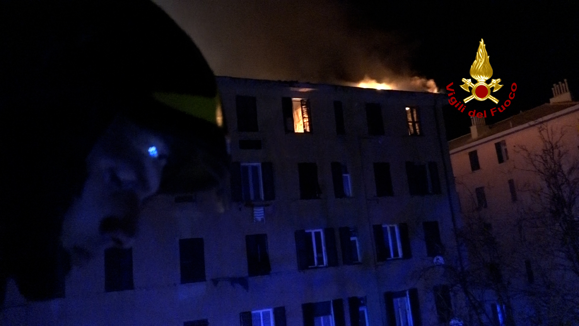 Genova, incendio a San Gottardo: il Comune ha dato assistenza a 18 persone per la notte. L'assessore alla sicurezza Gambino: "Tetto distrutto"