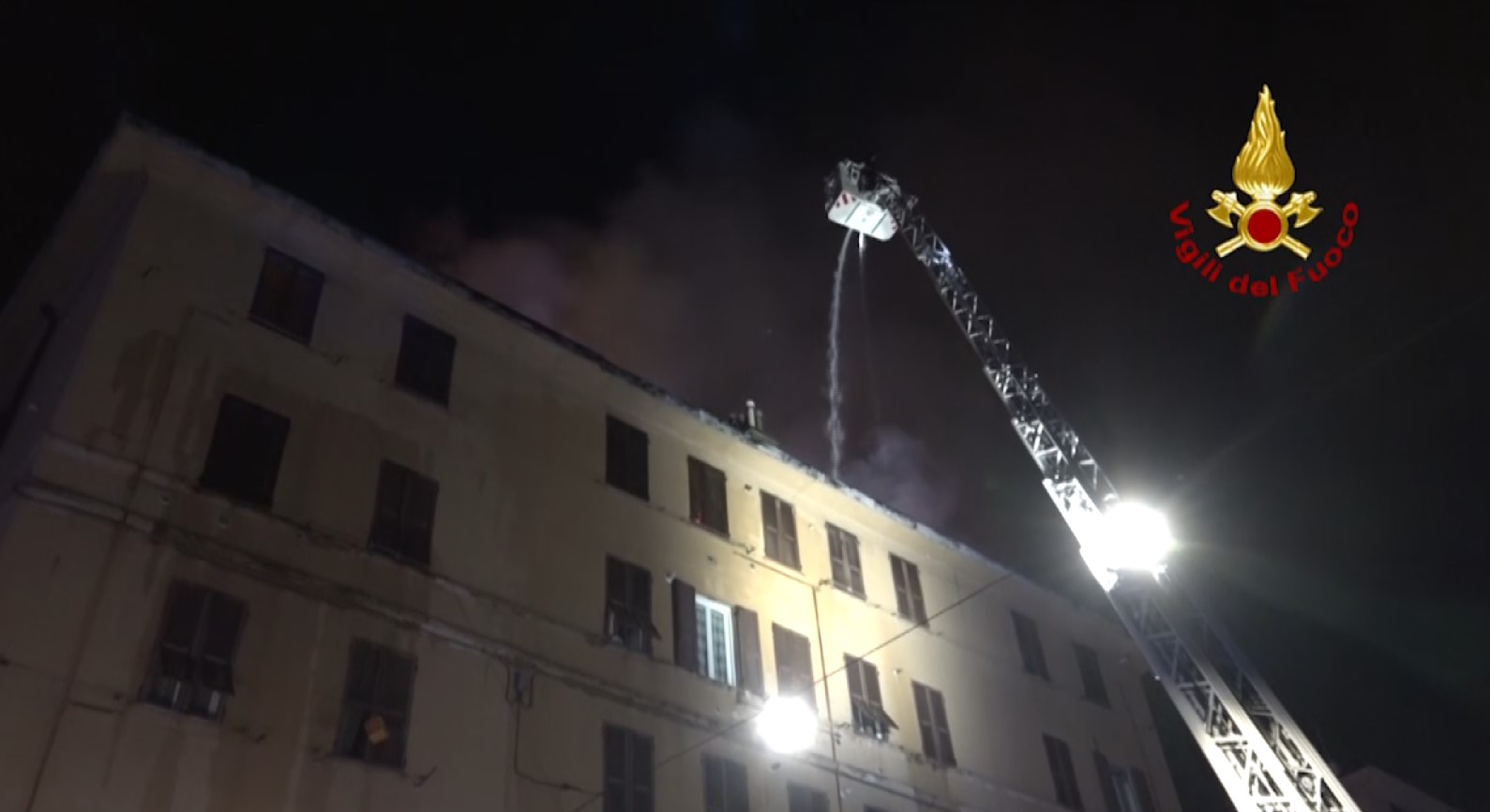 Genova, incendio in via Piacenza: la procura indaga sui lavori in corso sul tetto