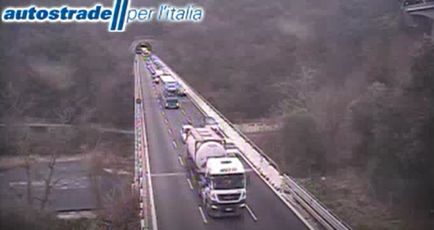 Autostrade, il fine settimana inizia con le code: traffico sulla A10 in entrambe le direzioni