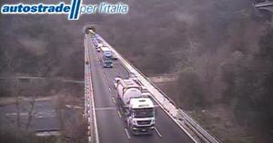 Autostrade, il fine settimana inizia con le code: traffico sulla A10 in entrambe le direzioni