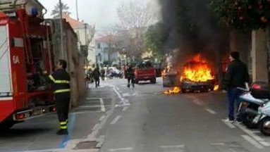 Borgio Verezzi, attimi di paura in una via del centro: un'auto è stata improvvisamente avvolta dalle fiamme 