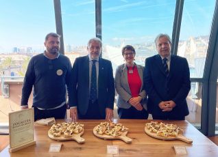 Genova, Eataly rende omaggio alla Liguria: il sindaco Bucci "inforna" la prima focaccia di San Giorgio