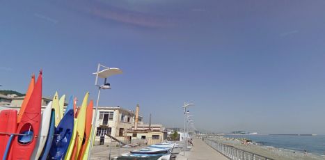 Genova, offre una rosa a una donna, le ruba i soldi e fugge: colpo del ladro "gentiluomo"