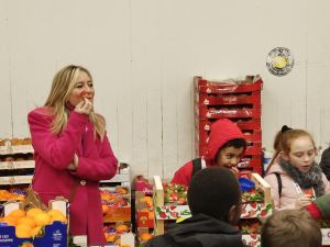 Genova, i bambini delle elementari a lezione di "ortofrutta" al mercato di Bolzaneto