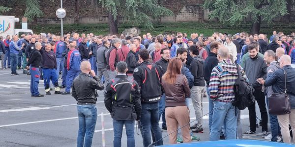 Operaio ferito in Ansaldo Energia, lavoratori davanti alla fabbrica: "Simone, siamo con te"