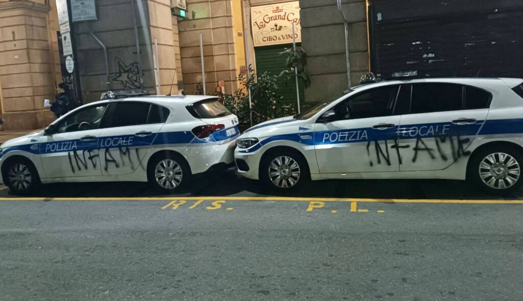 Genova, imbrattate con scritte offensive due auto della polizia locale