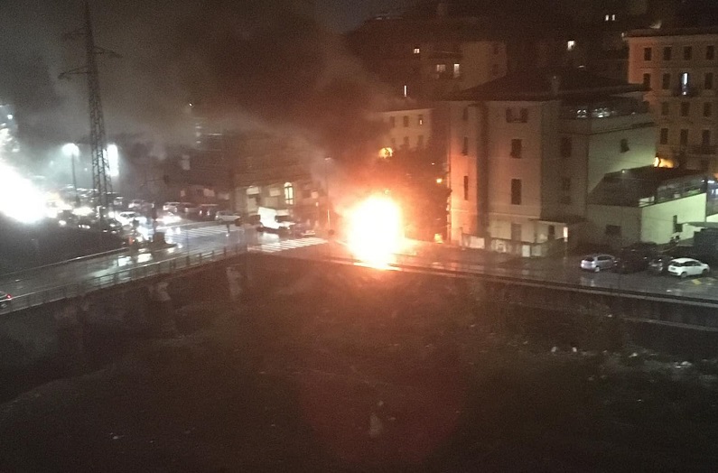 Genova, incendio in piazza Romagnosi: chiosco di fiori distrutto dalle fiamme
