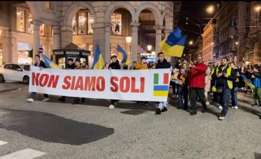 Genova, ad un anno dalla guerra in Ucraina manifestazione per la pace. Bucci: "365 giorni di solidarietà"