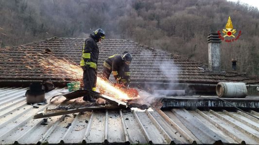 Diano San Pietro: brucia il tetto di una palazzina in frazione Borganzo