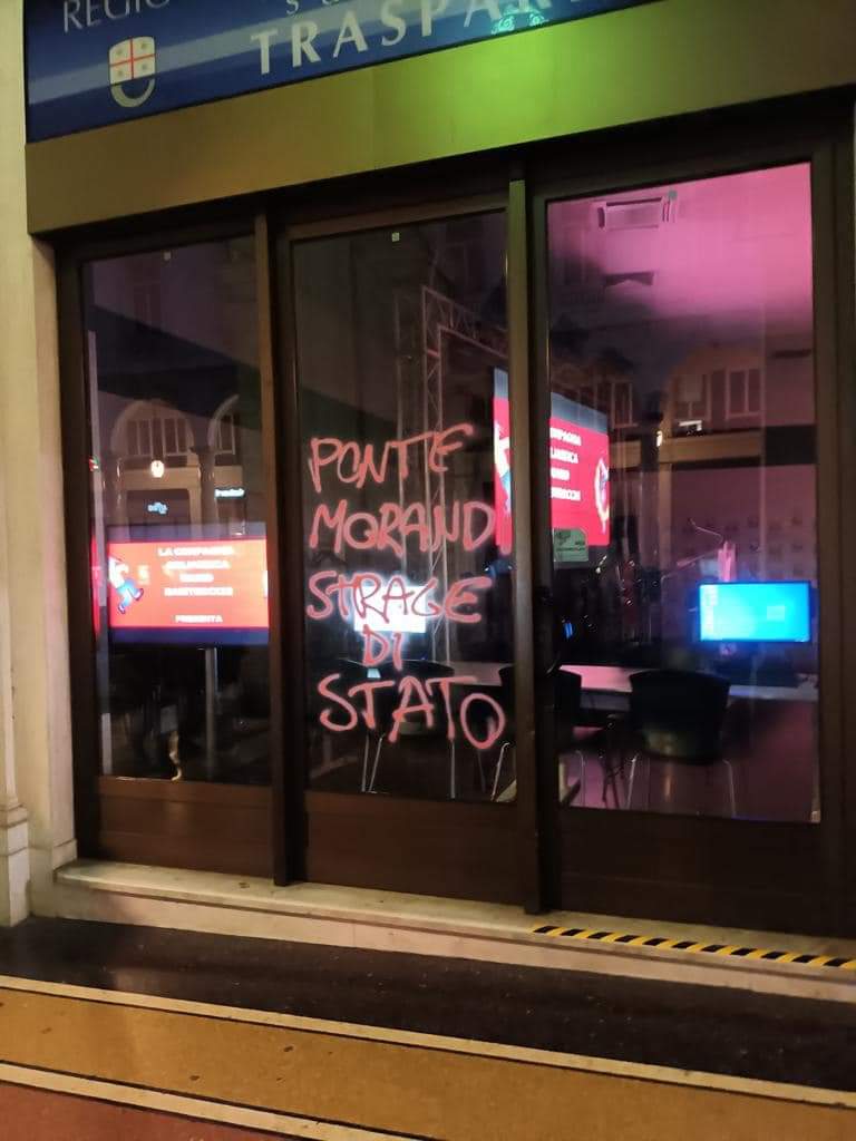 Genova, scritte contro le istituzioni sul palazzo della Regione. La condanna di Toti: "Clima d'odio intollerabile" 