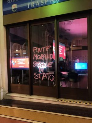 Genova, scritte contro le istituzioni sul palazzo della Regione. La condanna di Toti: "Clima d'odio intollerabile" 