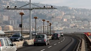 Meteo Liguria, forte vento di burrasca su Genova: chiusi cimiteri, giardini e parchi, oltre al divieto di transito in sopraelevata per alcuni veicoli