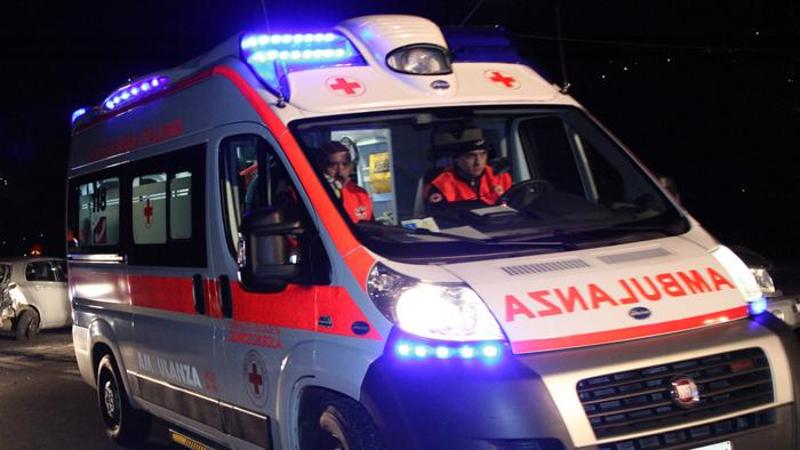 Genova, incidente all'alba in corso Europa: auto si ribalta, donna 40enne portata in codice rosso al San Martino