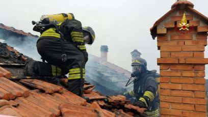 Genova, a fuoco tetto di un'abitazione tra Campomorone e Langasco: intervento dei Vigili del Fuoco