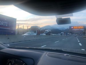 Genova, vento forte: sospese le operazioni al terminal Psa di Pra', tir incolonnati in autostrada