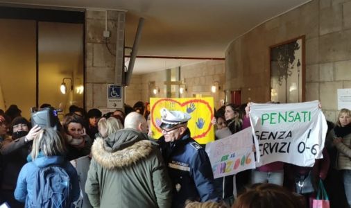 Genova, a rischio rinnovo del contratto per 50 lavoratori delle scuole d'infanzia: bagarre in consiglio comunale
