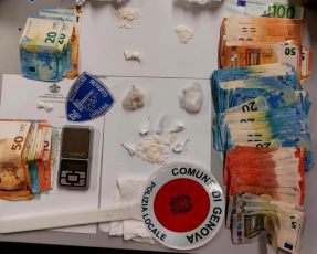 Genova, ingoia crack e ferisce un agente della polizia locale: arrestato nel centro storico