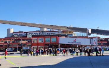 Genoa, l'aereo non parte: squadra bloccata in aeroporto, il decollo solo alle 15