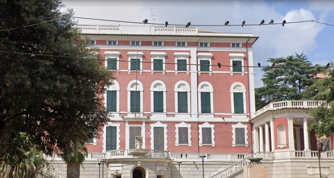 Genova, il museo dell'acciaio sorgerà a Cornigliano: coinvolto nel progetto anche Cecchini, l'artista che colorò di rosso Fontana di Trevi