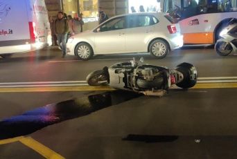 Genova, donna investita da uno scooter in via XX Settembre