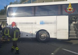 Incidente a Pietra Ligure, pullman contro un muro sulla A10: a bordo anche studenti in gita scolastica