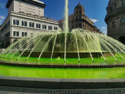 Genova, nuovo corteo degli ambientalisti di Fridays for Future: e la fontana di Piazza De Ferrari diventa verde 