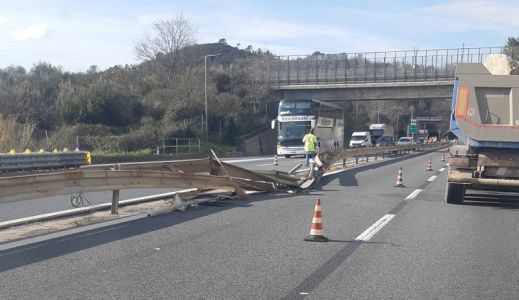Pullman contro muro dell'A10 a Pietra Ligure, studenti in gita scolastica salvati dalla maestra