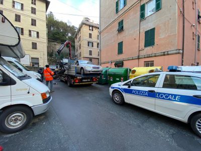 Genova, la Polizia locale ha rimosso oltre 100 veicoli da inizio anno. L'assessore comunale Gambino: "Così contrastiamo il degrado nei quartieri"