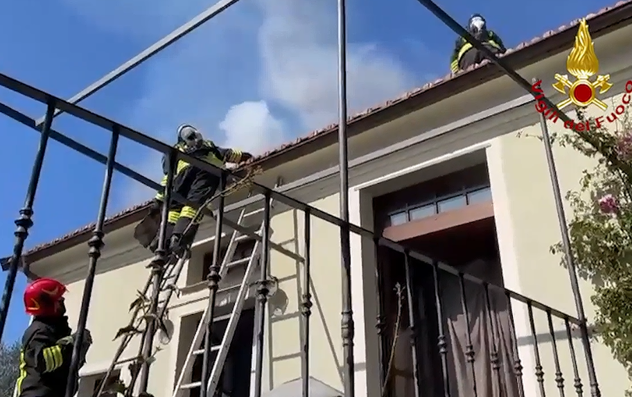 Camogli, in fiamme il tetto di una villa raggiungibile solo a piedi: Vigili del Fuoco intervengono con cento metri di tubo