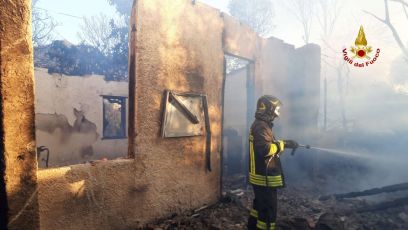 Genova, a fuoco una baracca in via Lungo Torrente Secca: l'intervento dei Vigili del Fuoco ha evitato l'espandersi delle fiamme