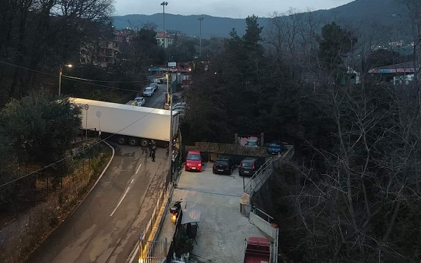 Genova, autoarticolato incastrato per una manovra sbagliata: traffico bloccato a Molassana