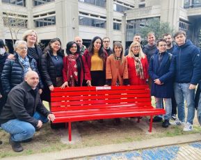 Genova, inaugurata una "panchina rossa" ai Giardini Baltimora